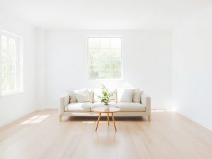 Interior minimalist, curat, cu lumină naturală.